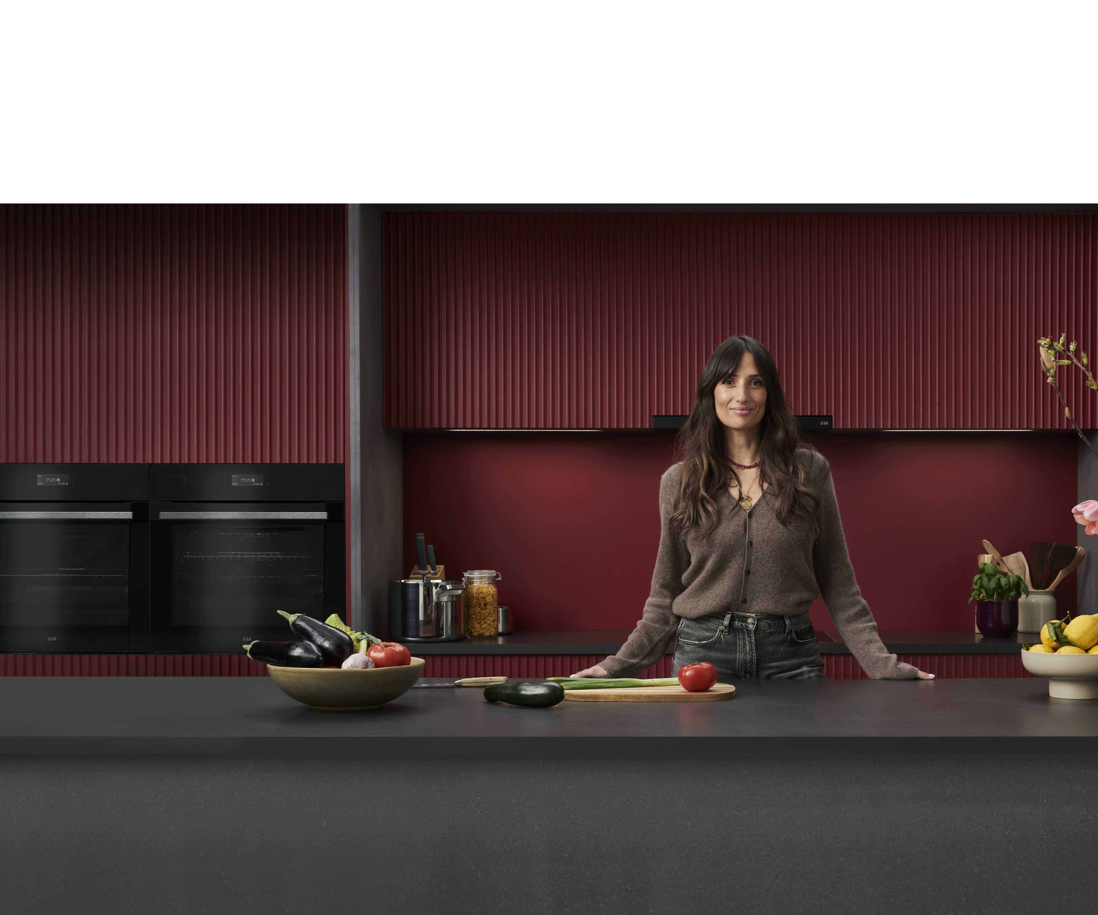 Steamer et four dans une cuisine moderne et sombre d'AEG