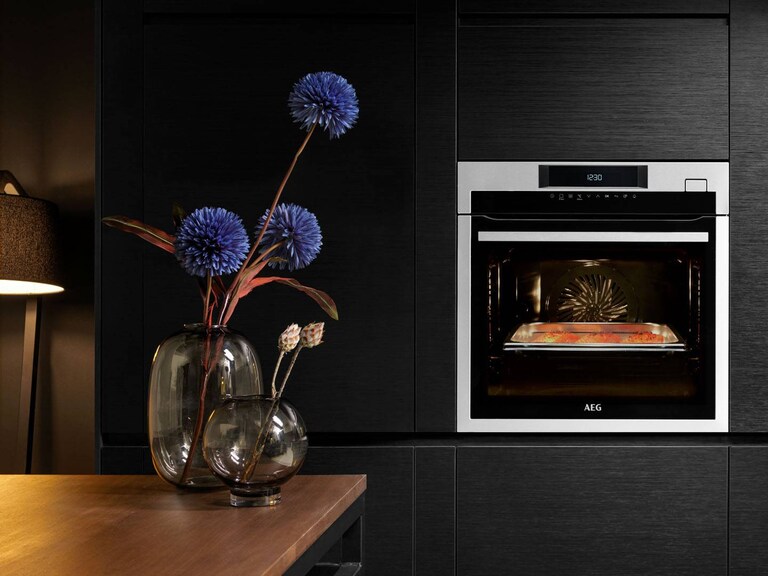 Vapore e forno in una cucina moderna e scura